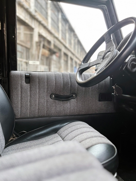 Land Rover Defender en Tweed Ralph Lauren et cuir noir