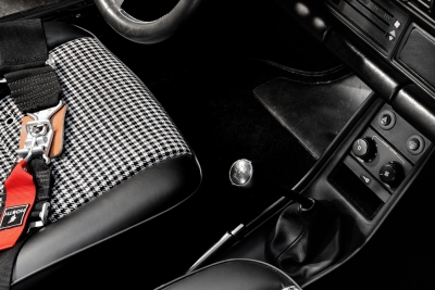 Sellerie-sur-mesure-tissu-Pepita-Porsche-Classic-creation-Atelier-HOBTH © photo Studio Erick Saillet